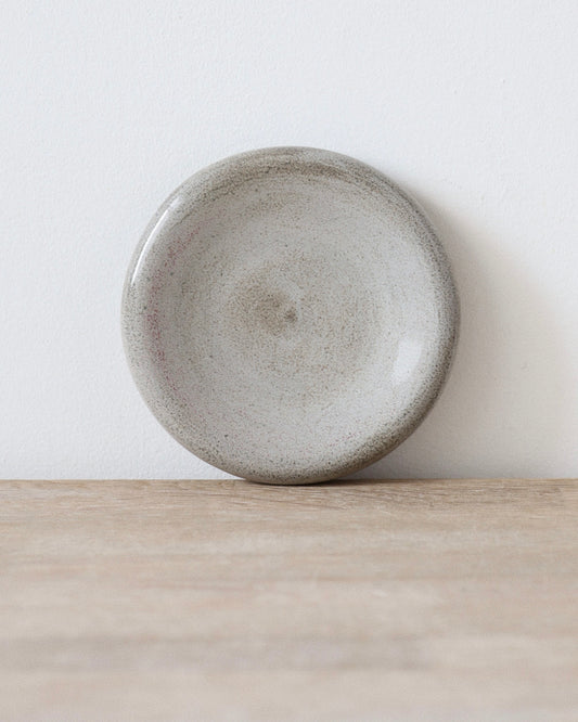 River Jewelry Donut – handmade white stoneware dish with 2 different glazes, crafted in Amsterdam by Zeyah Ceramics.
