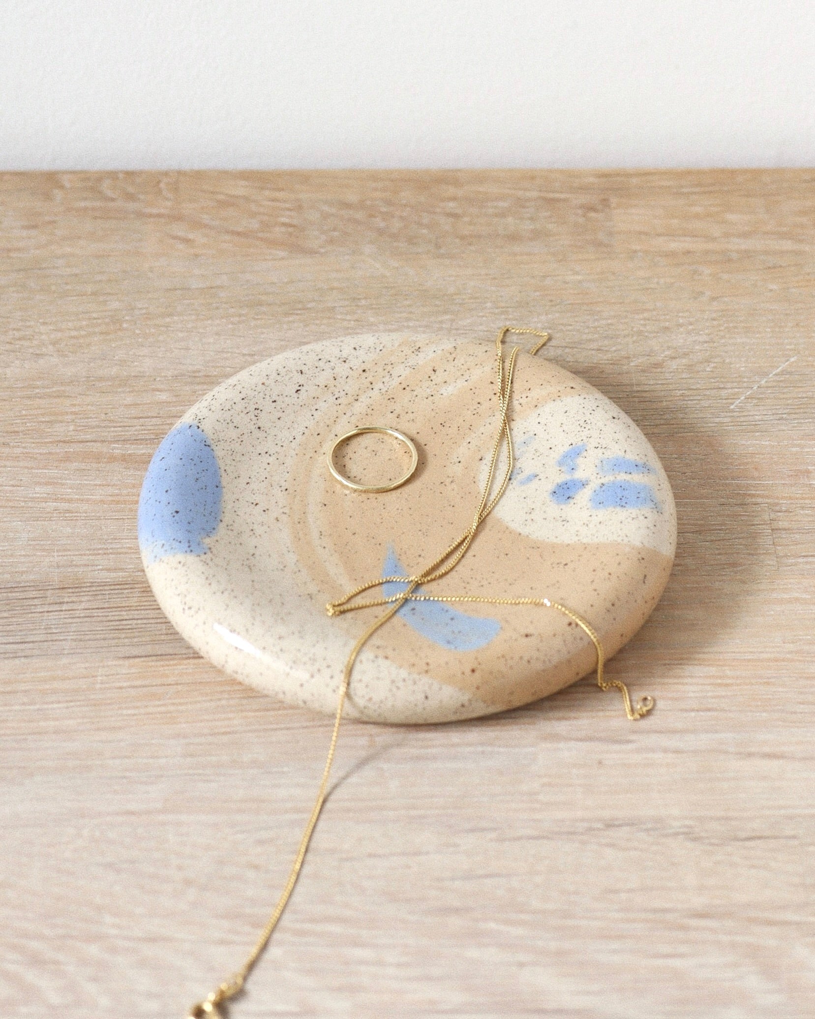 Grimaud Jewelry Dish – handmade speckled white stoneware dish with clear glaze, crafted in Amsterdam by Zeyah Ceramics.