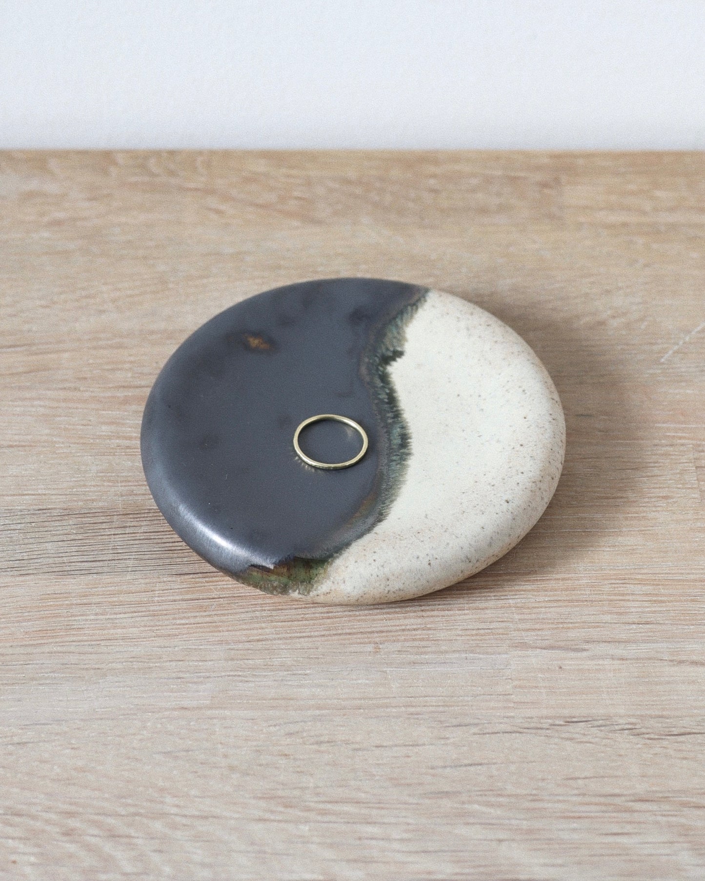 Mirage Jewelry Dish – handmade white speckled stoneware dish finished with matte white and a black metallic glaze, crafted in Amsterdam by Zeyah Ceramics.