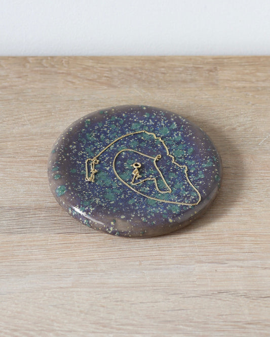 Mystic Jewelry Donut – handmade white stoneware dish with deep violet and green speckled glaze, crafted in Amsterdam by Zeyah Ceramics.