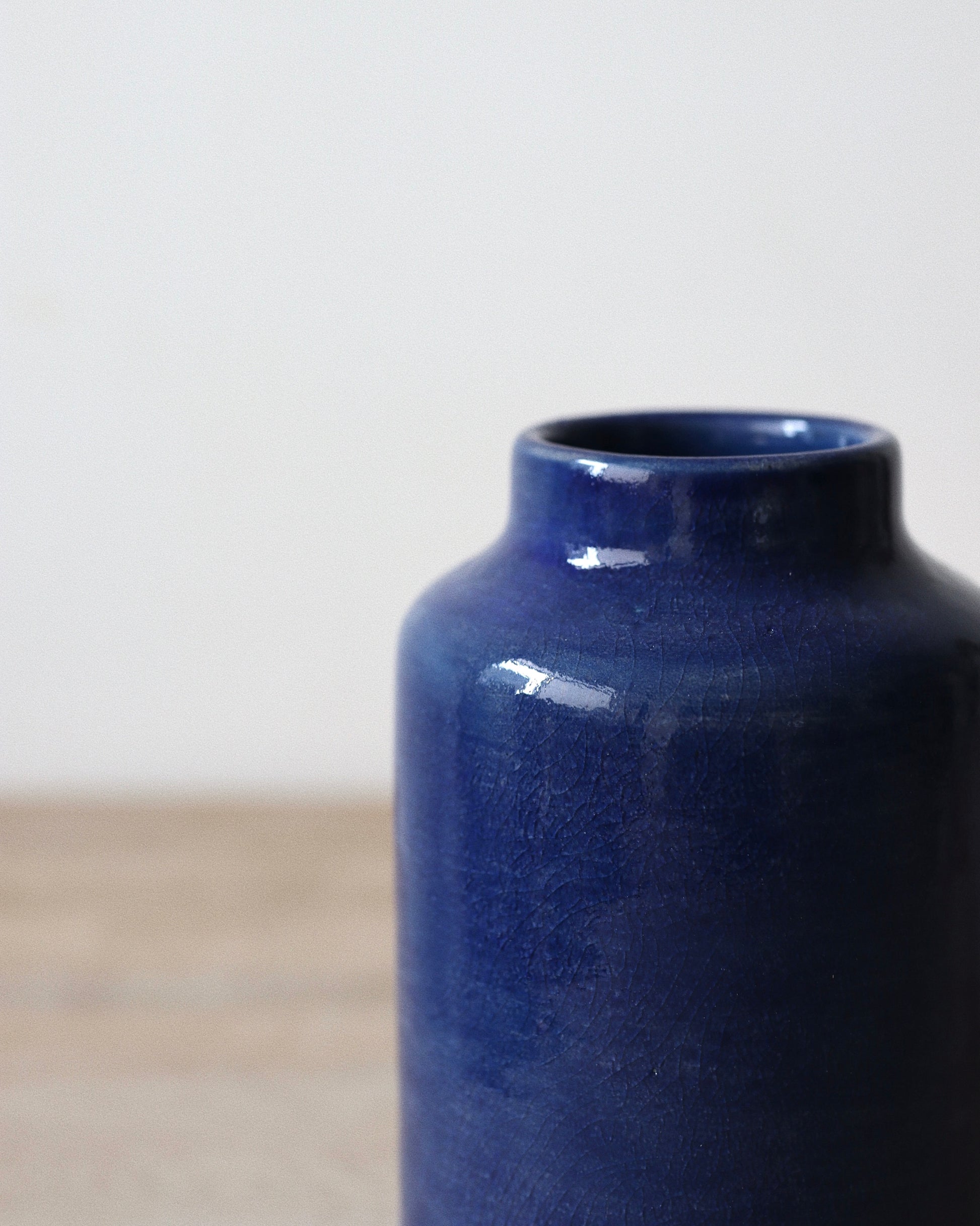 Nila Vase – handmade stoneware vase in deep blue glaze with a clean cylindrical form, crafted in Amsterdam by Zeyah Ceramics.