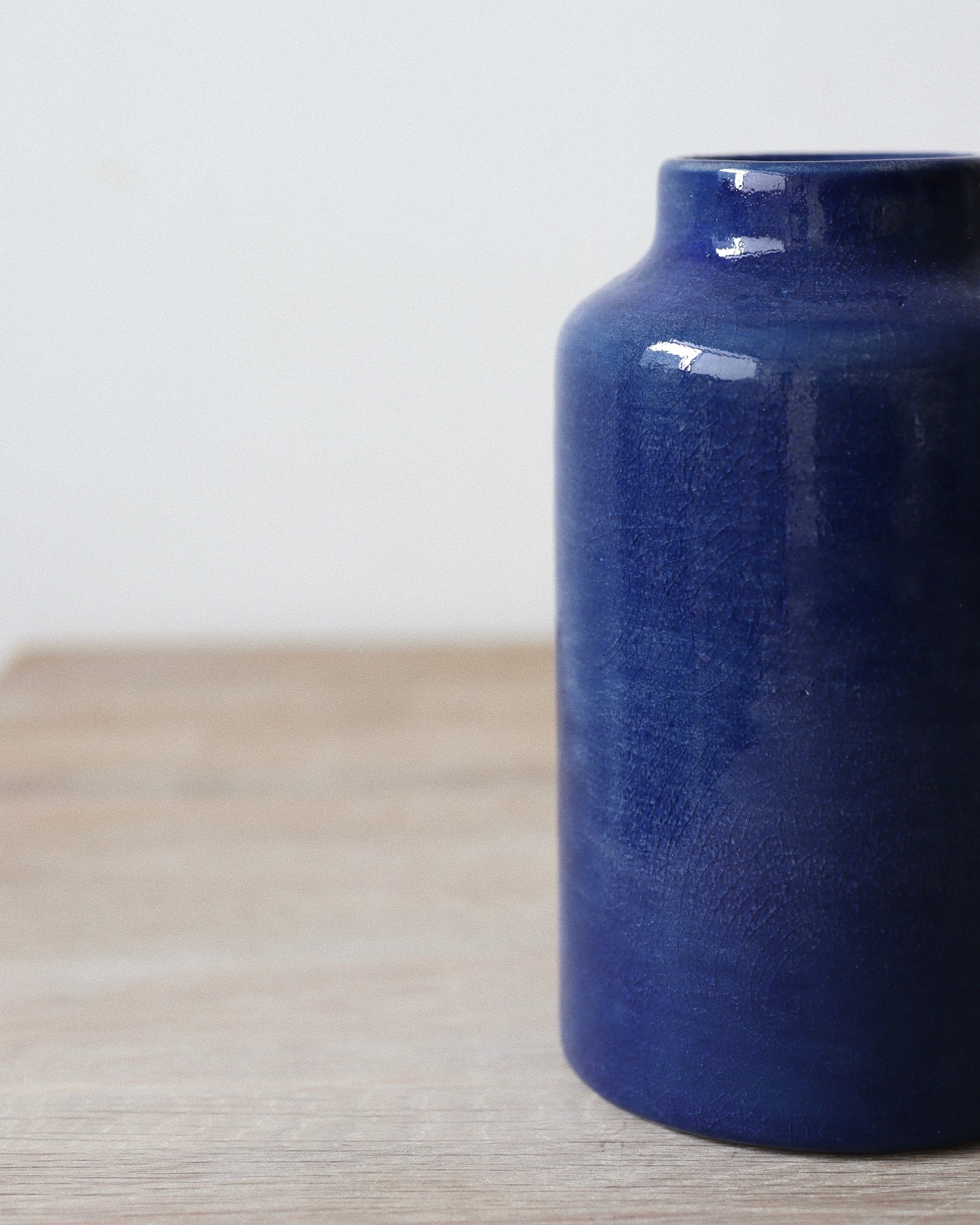 Nila Vase – handmade stoneware vase in deep blue glaze with a clean cylindrical form, crafted in Amsterdam by Zeyah Ceramics.