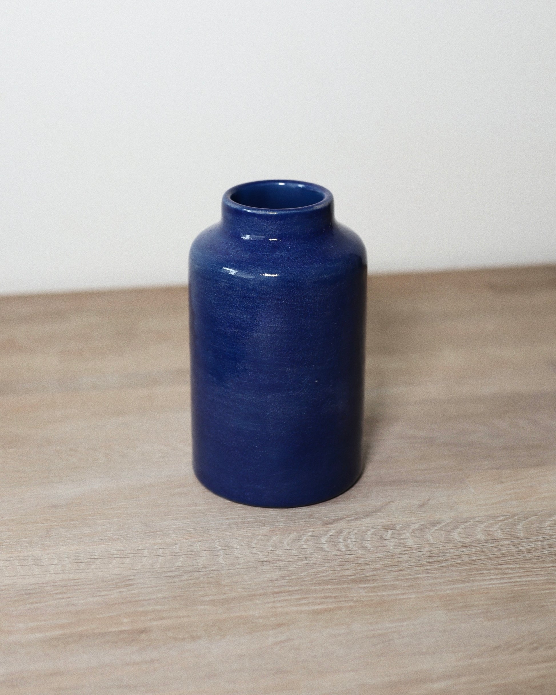 Nila Vase – handmade stoneware vase in deep blue glaze with a clean cylindrical form, crafted in Amsterdam by Zeyah Ceramics.