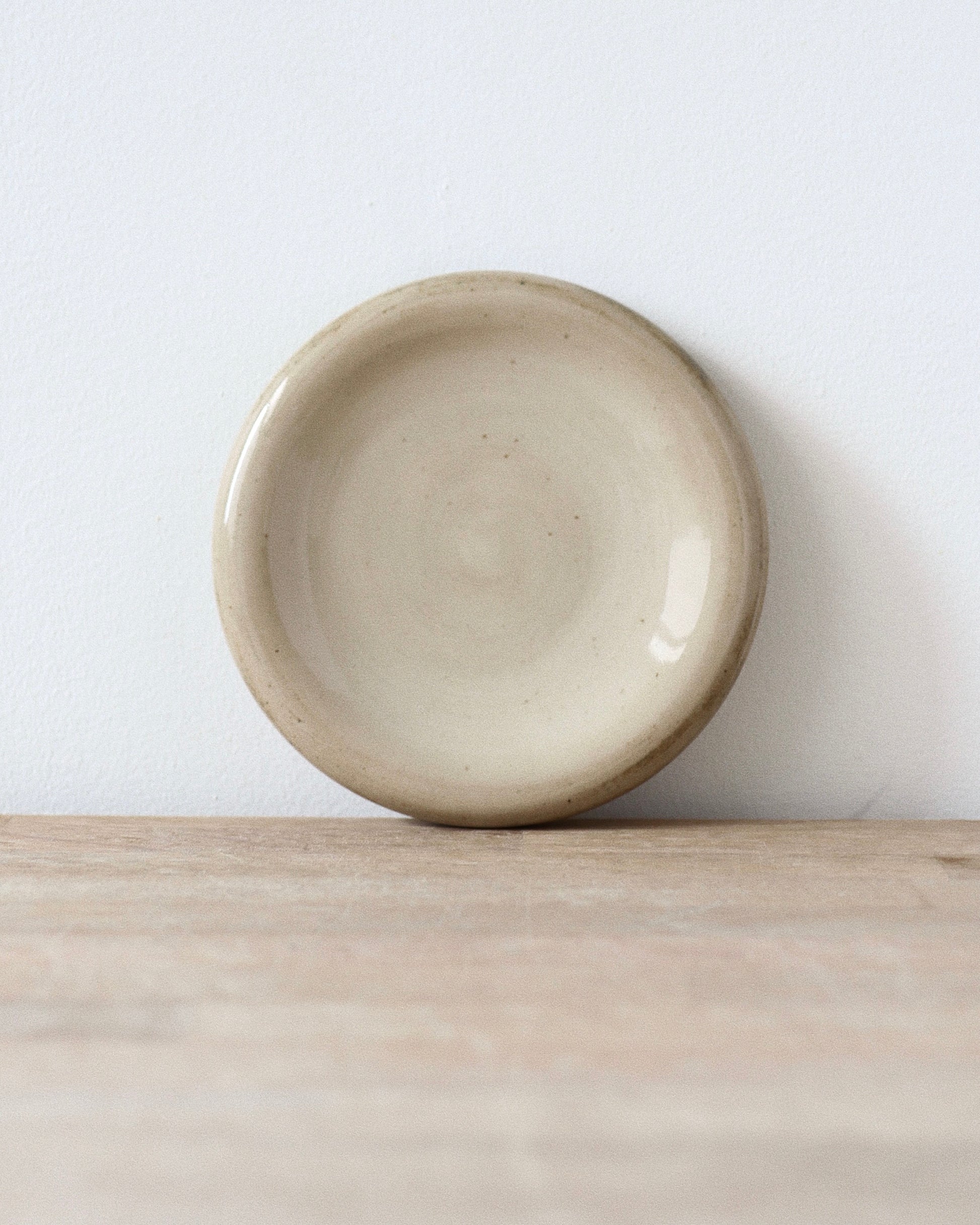 Oat Jewelry Dish – hand-built white stoneware donut with a warm Oat glaze and subtle speckled texture, crafted in Amsterdam by Zeyah Ceramics.
