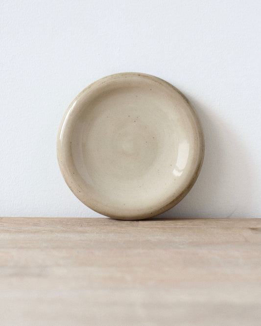 Oat Jewelry Dish – hand-built white stoneware donut with a warm Oat glaze and subtle speckled texture, crafted in Amsterdam by Zeyah Ceramics.