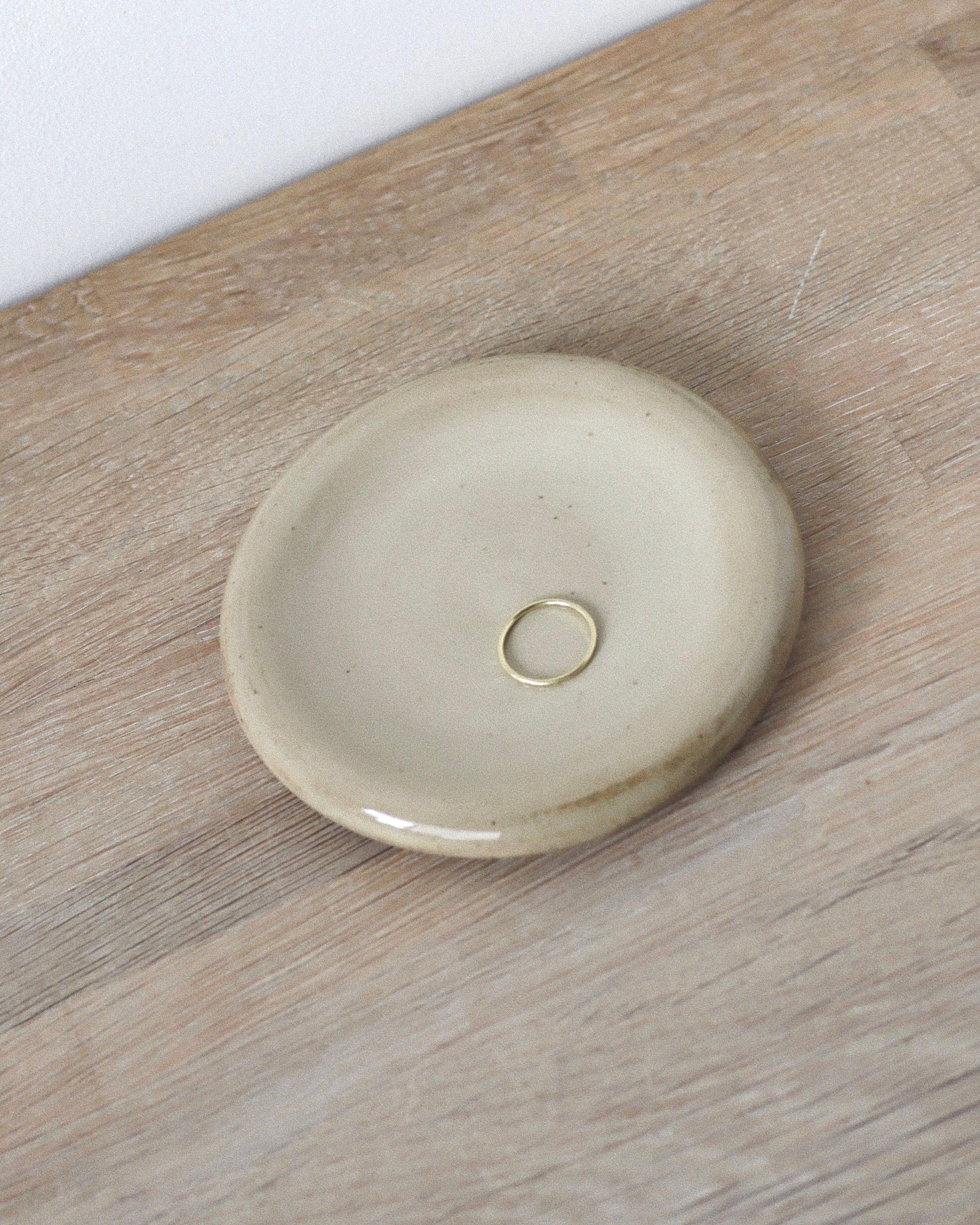 Oat Jewelry Dish – hand-built white stoneware donut with a warm Oat glaze and subtle speckled texture, crafted in Amsterdam by Zeyah Ceramics.