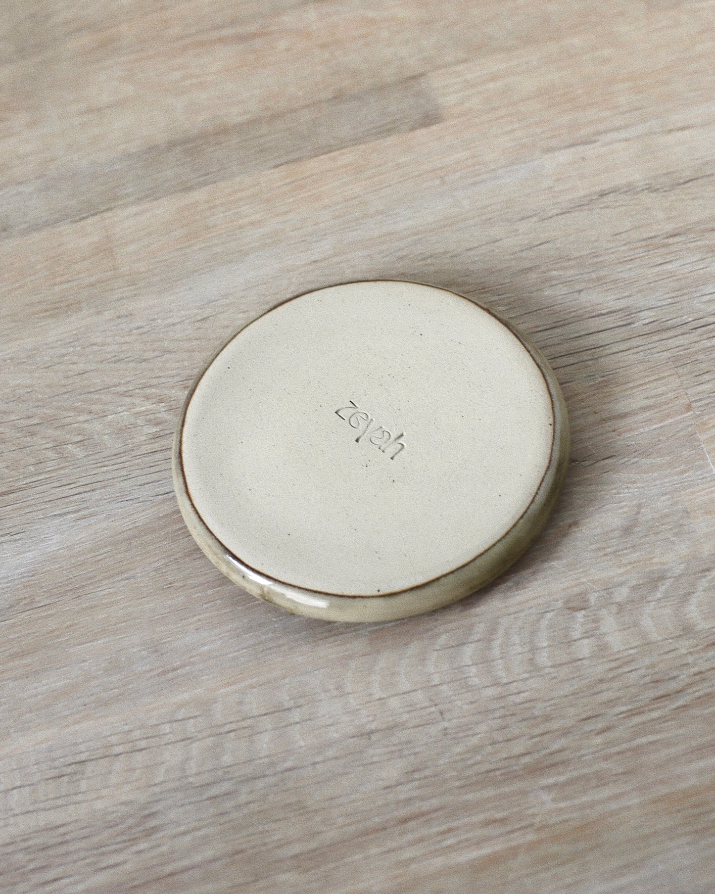 Oat Jewelry Dish – hand-built white stoneware donut with a warm Oat glaze and subtle speckled texture, crafted in Amsterdam by Zeyah Ceramics.