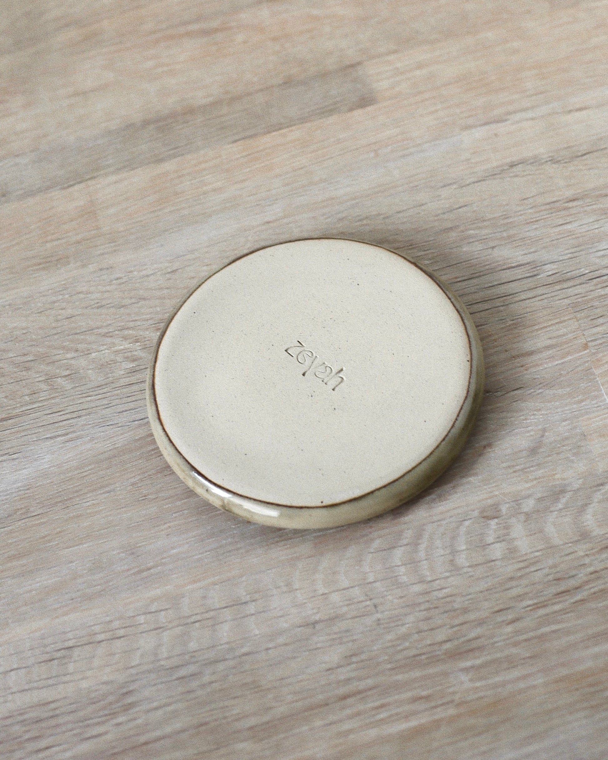 Oat Jewelry Dish – hand-built white stoneware donut with a warm Oat glaze and subtle speckled texture, crafted in Amsterdam by Zeyah Ceramics.