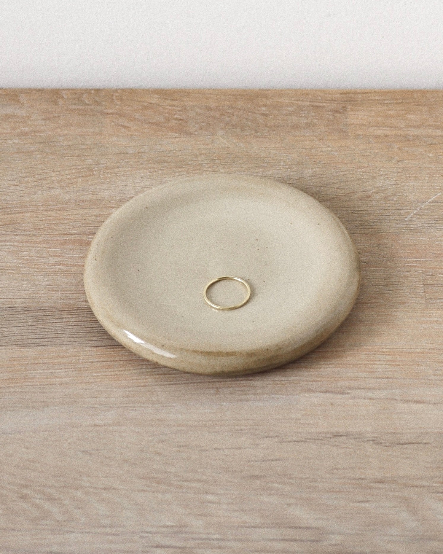 Oat Jewelry Dish – hand-built white stoneware donut with a warm Oat glaze and subtle speckled texture, crafted in Amsterdam by Zeyah Ceramics.