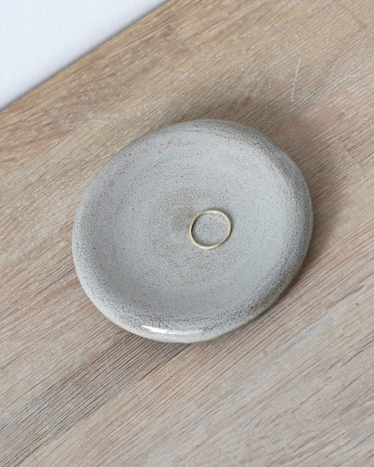 River Jewelry Donut – handmade white stoneware dish with 2 different glazes, crafted in Amsterdam by Zeyah Ceramics.