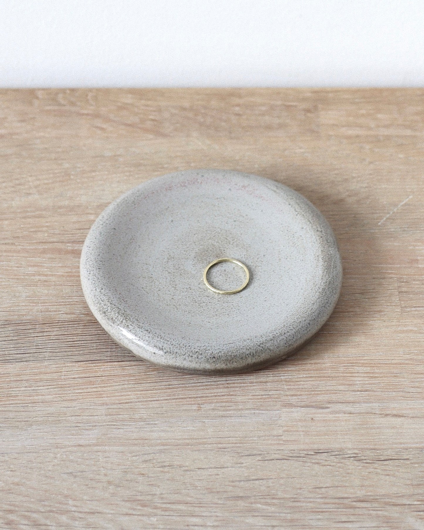 River Jewelry Donut – handmade white stoneware dish with 2 different glazes, crafted in Amsterdam by Zeyah Ceramics.