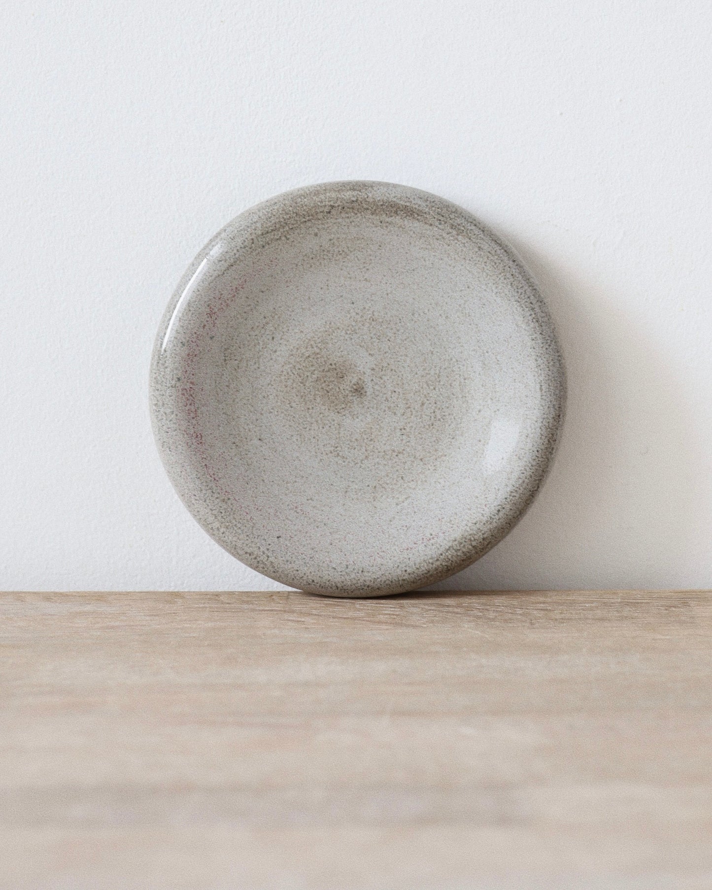 River Jewelry Donut – handmade white stoneware dish with 2 different glazes, crafted in Amsterdam by Zeyah Ceramics.