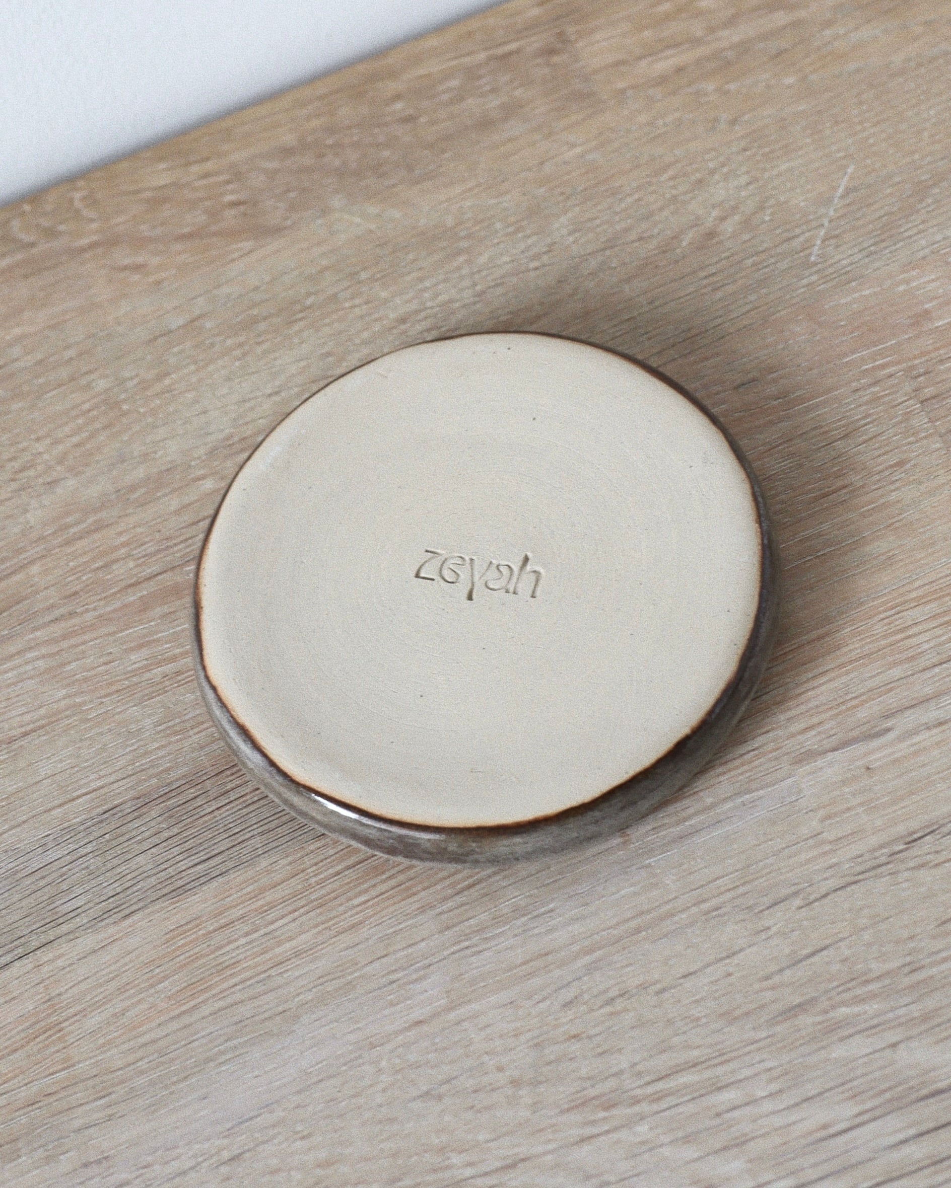Grimaud Jewelry Donut – handmade speckled white stoneware dish with clear glaze, crafted in Amsterdam by Zeyah Ceramics.