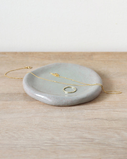 Sage Jewelry Dish – hand-built groggy white stoneware dish finished in a soft Sage glaze with natural texture and organic form, crafted in Amsterdam by Zeyah Ceramics.