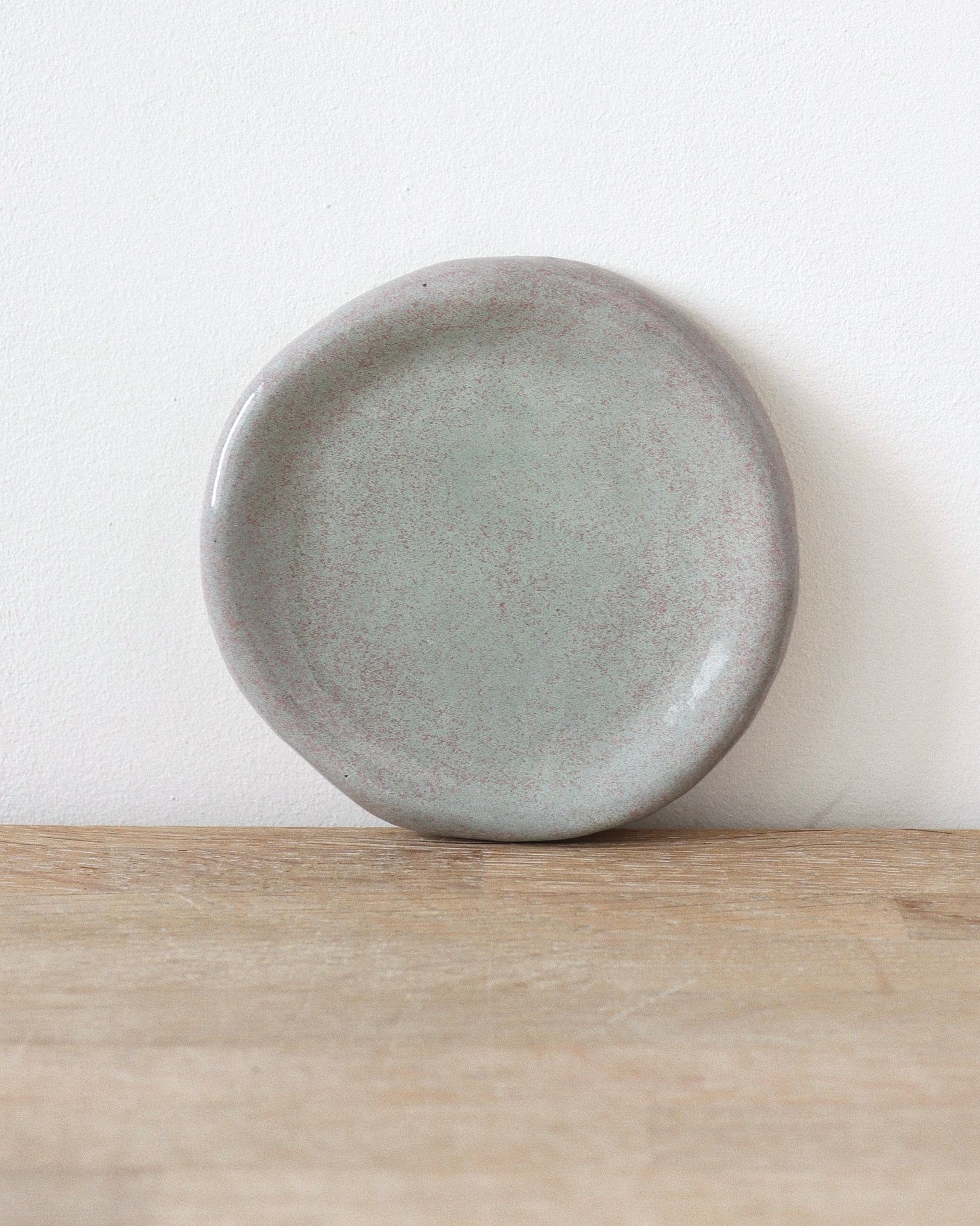 Sage Jewelry Dish – hand-built groggy white stoneware dish finished in a soft Sage glaze with natural texture and organic form, crafted in Amsterdam by Zeyah Ceramics.