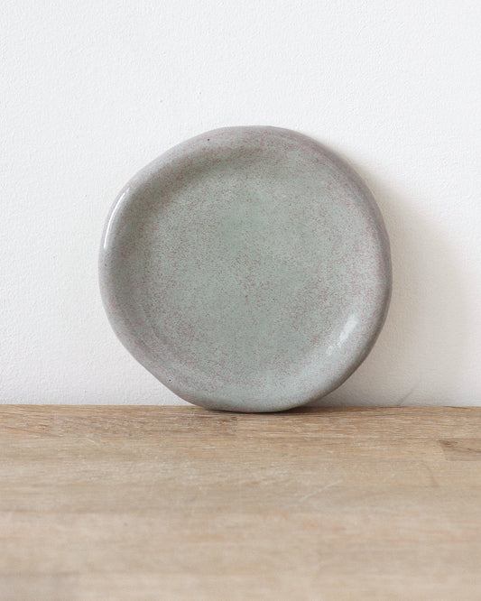 Sage Jewelry Dish – hand-built groggy white stoneware dish finished in a soft Sage glaze with natural texture and organic form, crafted in Amsterdam by Zeyah Ceramics.