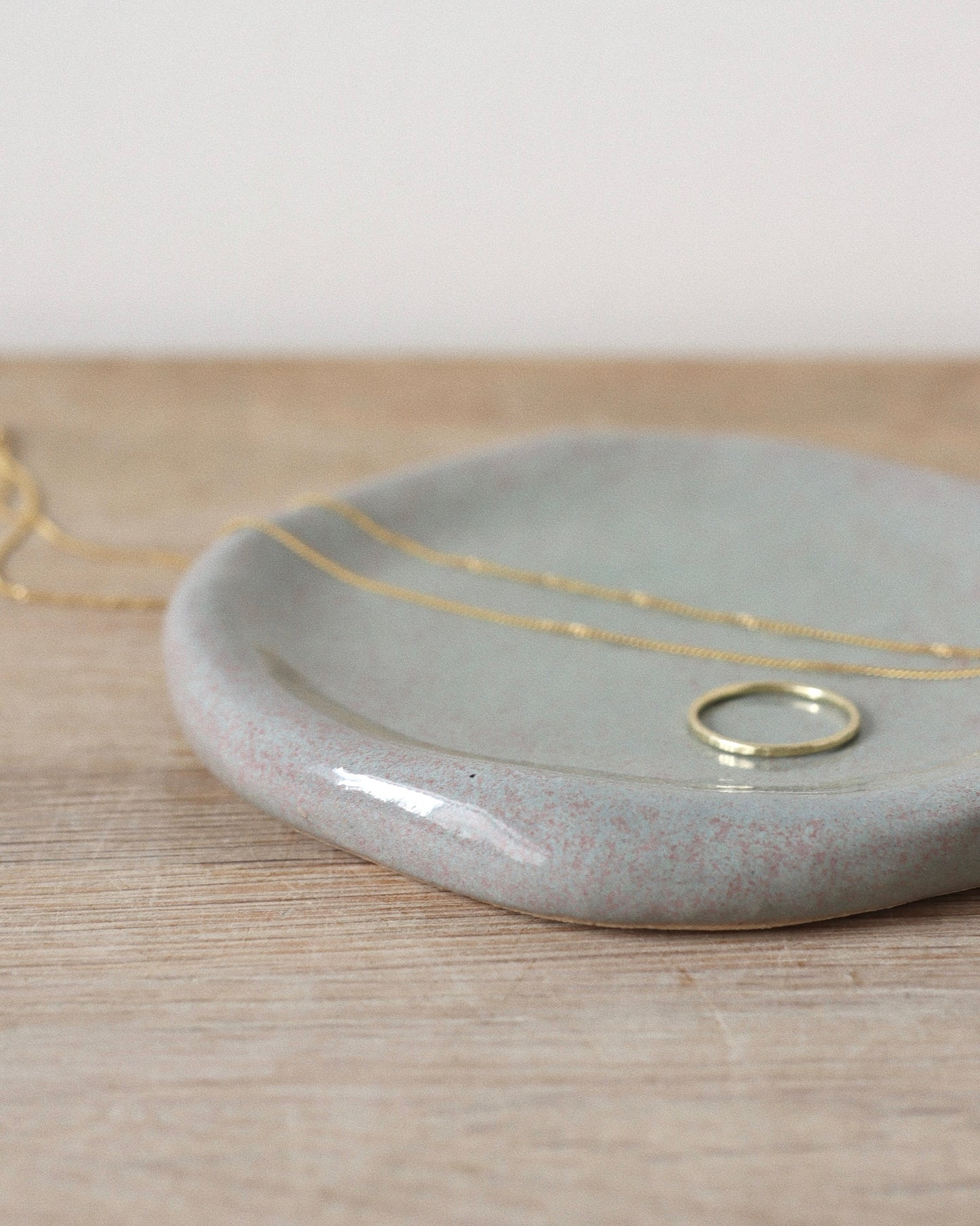 Sage Jewelry Dish – hand-built groggy white stoneware dish finished in a soft Sage glaze with natural texture and organic form, crafted in Amsterdam by Zeyah Ceramics.