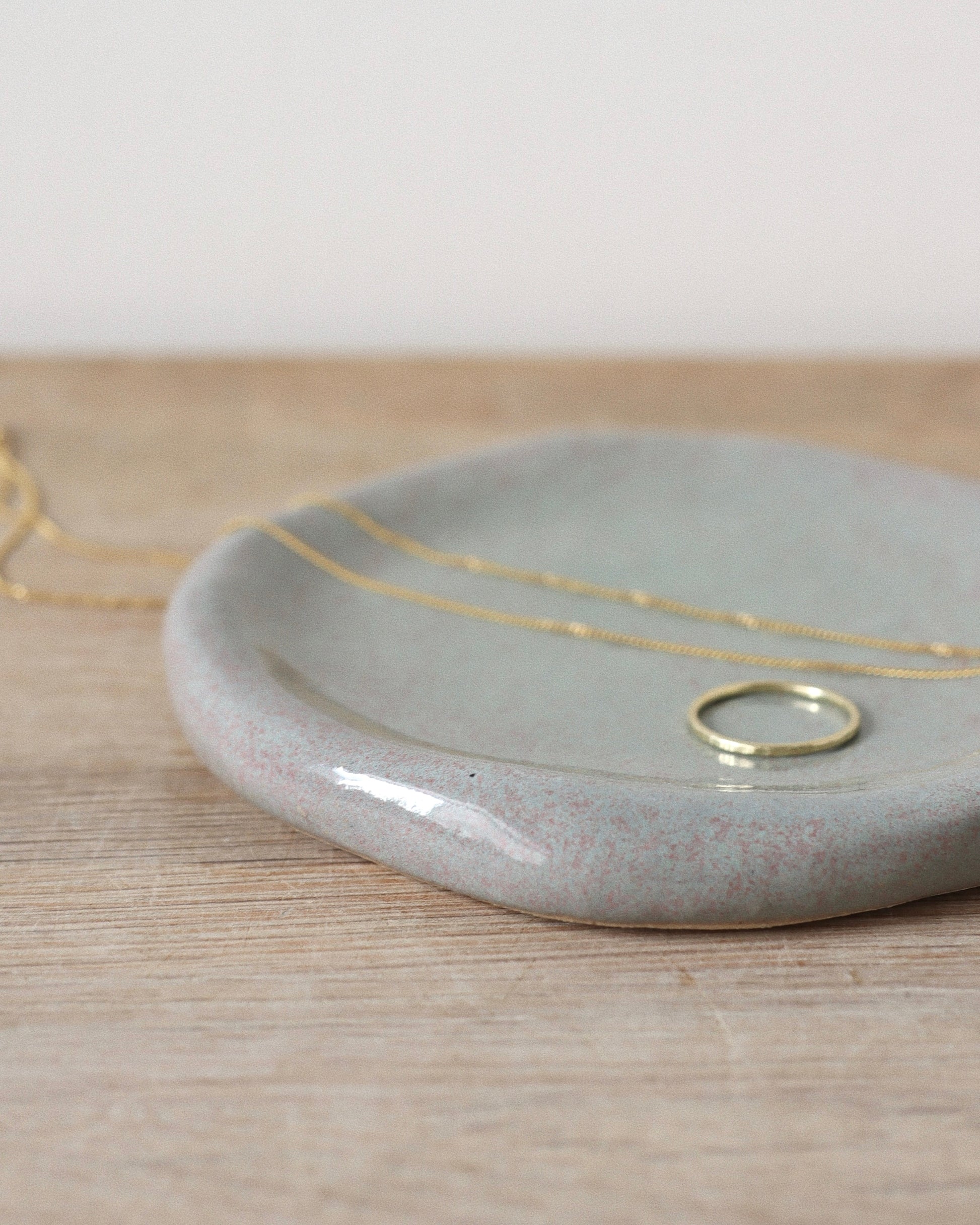 Sage Jewelry Dish – hand-built groggy white stoneware dish finished in a soft Sage glaze with natural texture and organic form, crafted in Amsterdam by Zeyah Ceramics.