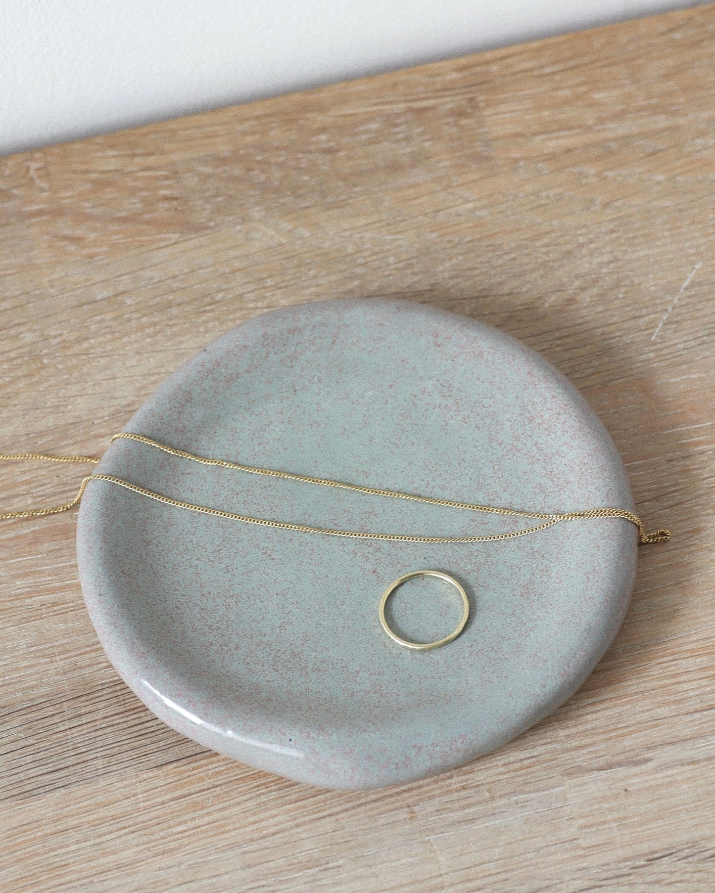 Sage Jewelry Dish – hand-built groggy white stoneware dish finished in a soft Sage glaze with natural texture and organic form, crafted in Amsterdam by Zeyah Ceramics.