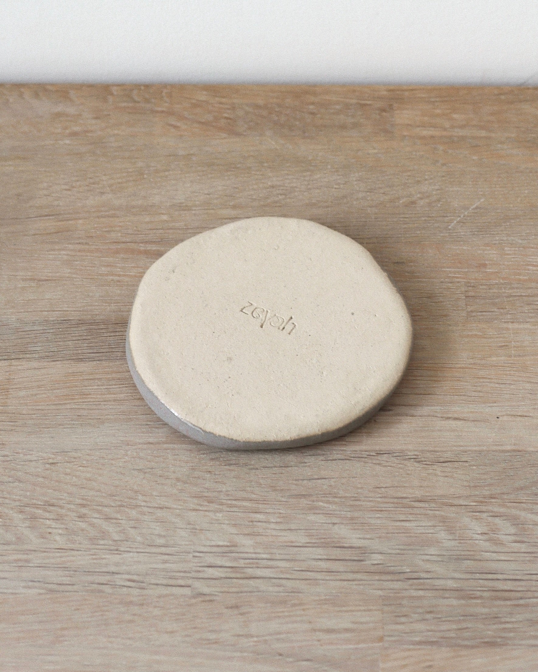 Sage Jewelry Dish – hand-built groggy white stoneware dish finished in a soft Sage glaze with natural texture and organic form, crafted in Amsterdam by Zeyah Ceramics.