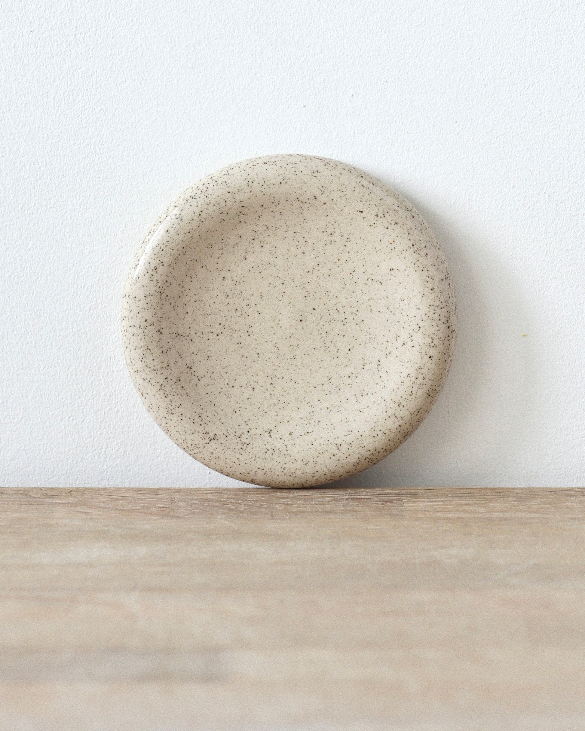 Sora Jewelry Dish – handmade white speckled stoneware jewelry dish with clear glaze, crafted in Amsterdam by Zeyah Ceramics.