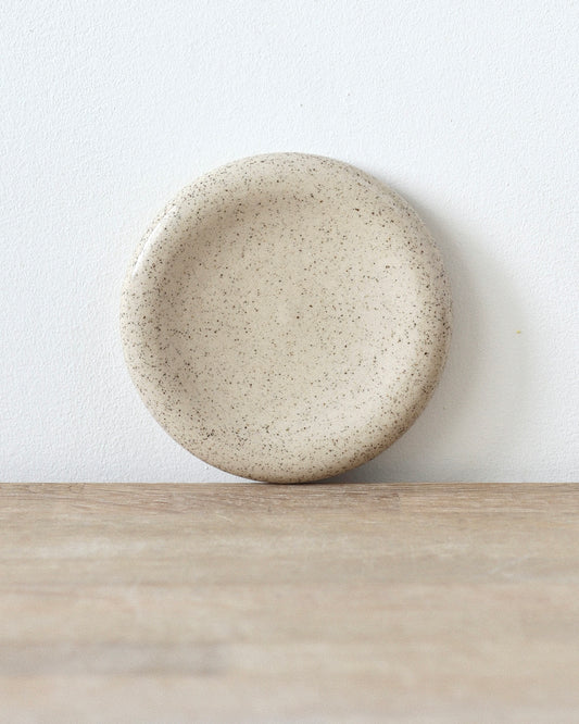 Sora Jewelry Dish – handmade white speckled stoneware jewelry dish with clear glaze, crafted in Amsterdam by Zeyah Ceramics.