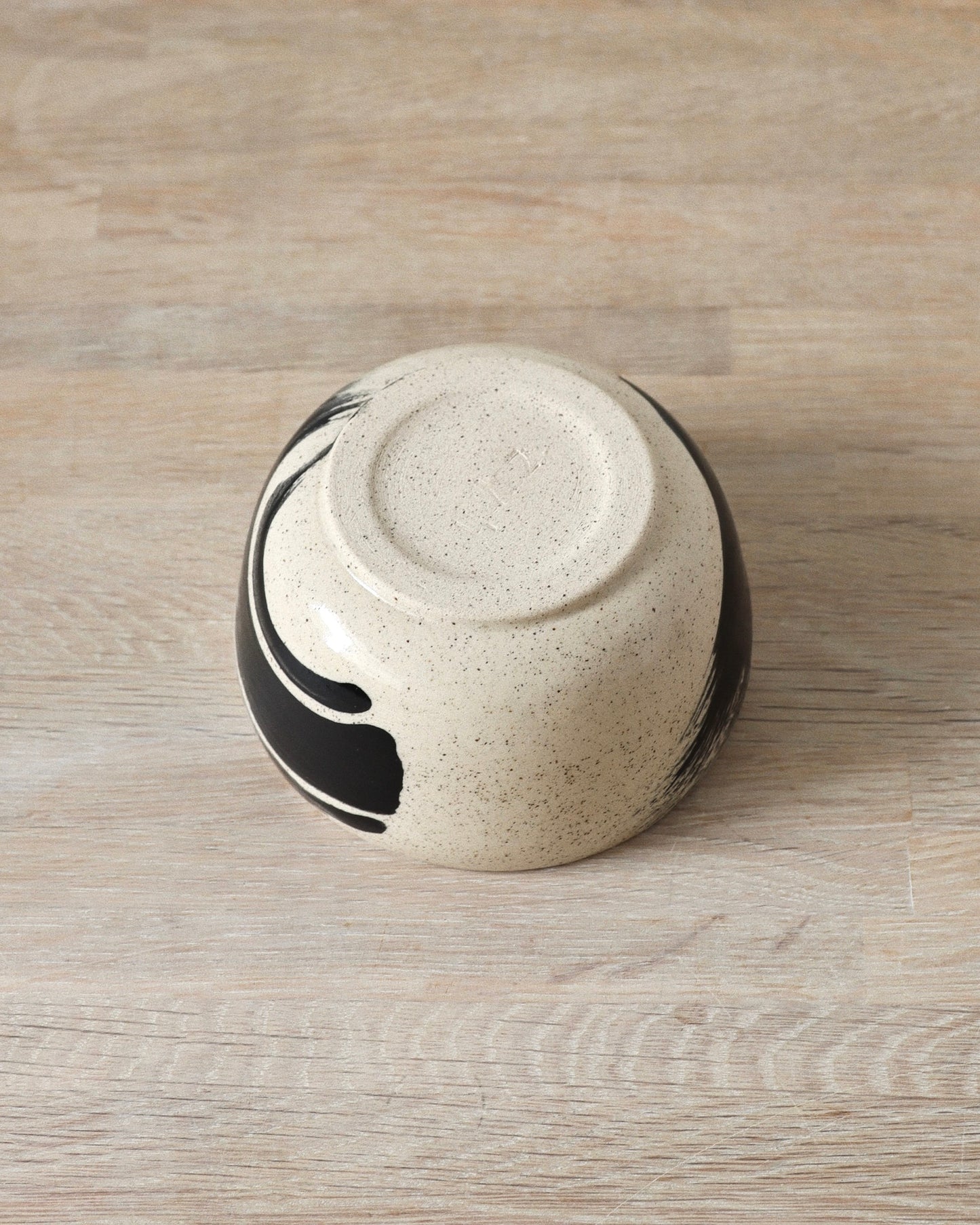 Brush-Stroked Matcha Set 2 – handmade white stoneware matcha bowl and whisk holder with black brushstrokes and clear glaze, crafted in Amsterdam by Zeyah Ceramics.