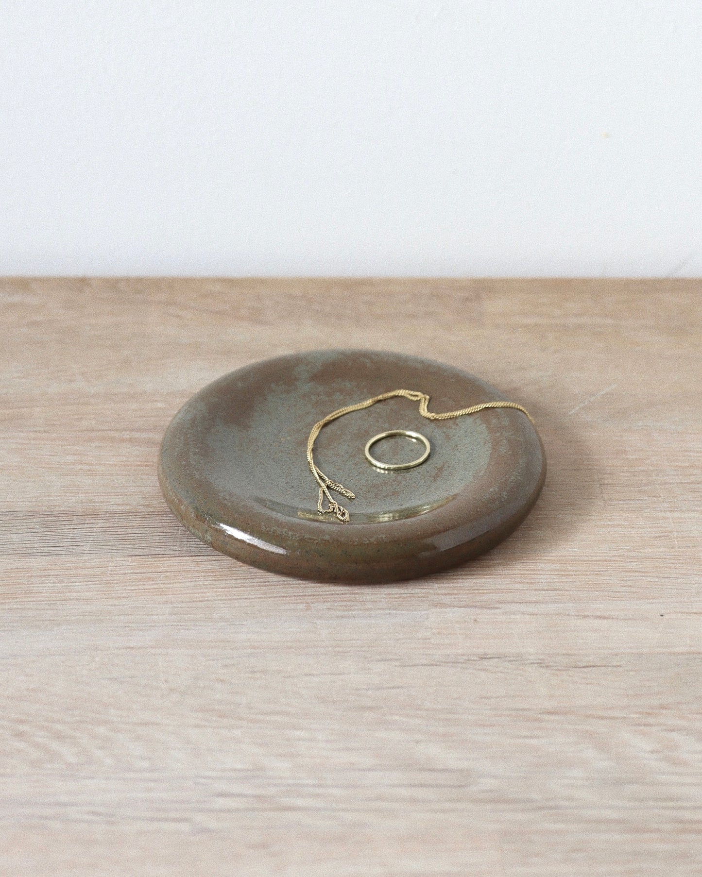 Terra Jewelry Dish – handmade speckled stoneware dish in warm Terra Rust glaze, crafted in Amsterdam by Zeyah Ceramics.