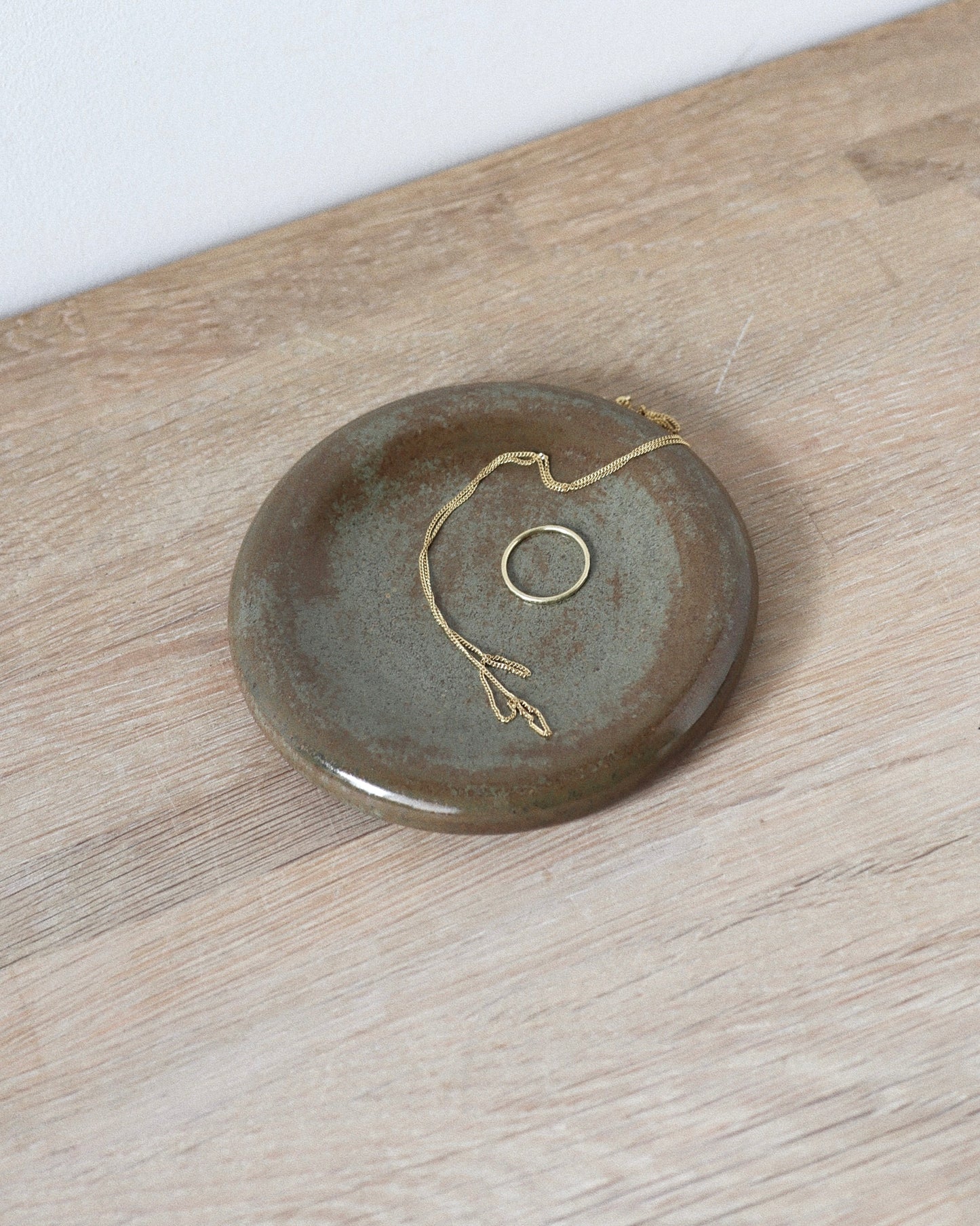 Terra Jewelry Dish – handmade speckled stoneware dish in warm Terra Rust glaze, crafted in Amsterdam by Zeyah Ceramics.
